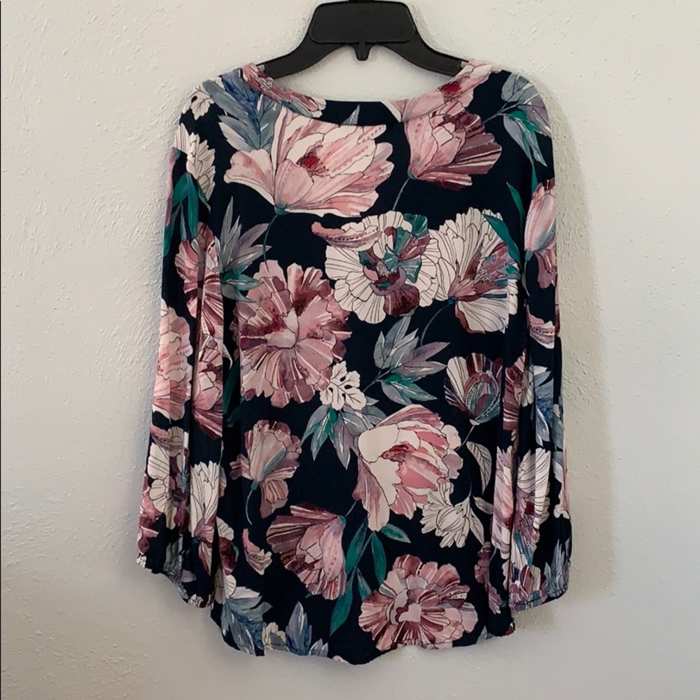 Floral Pattern Top 🌺🌸 - Picture 3 of 6